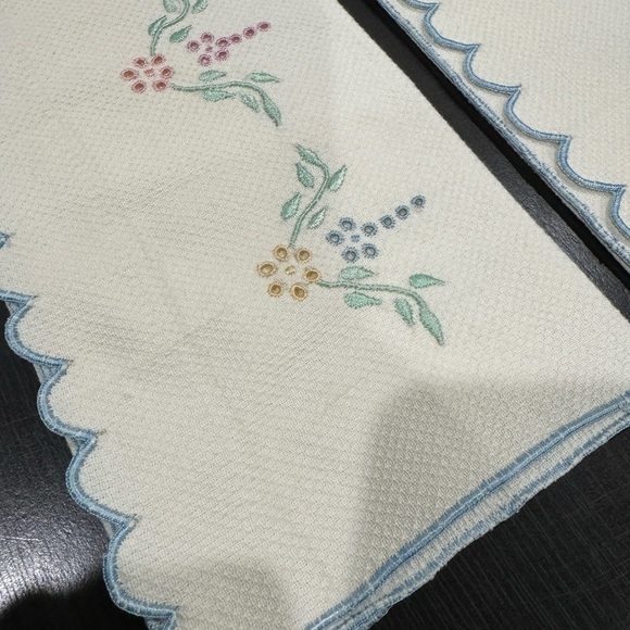 White Floral Kitchen Napkins/Towels Set of 2 - Picture 3 of 4